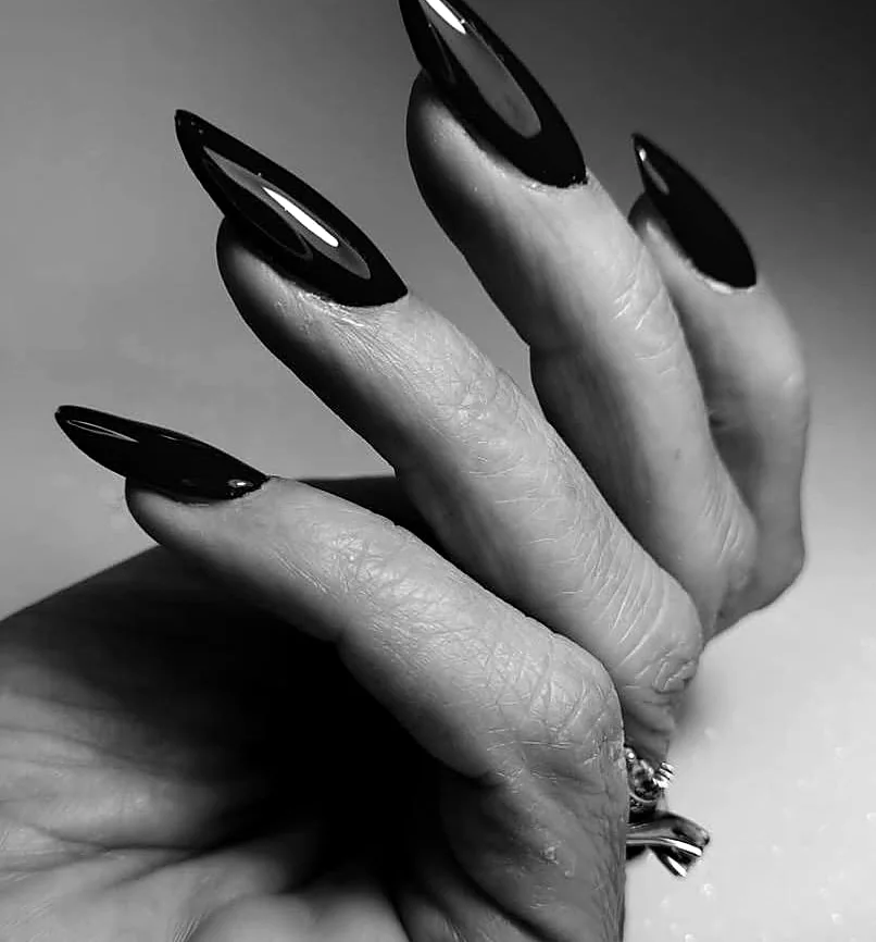 Unghie a stiletto nere lucide, foto in bianco e nero