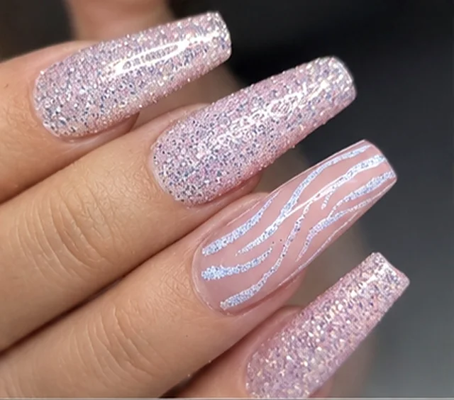 Unghie rosa glitter con decoro zebrato argento